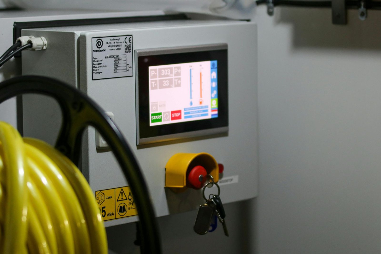 Interface homem-máquina (IHM) em painel de operação industrial